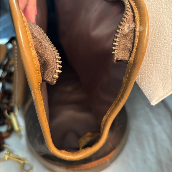 Louis Vuitton - Picture 6 of 13